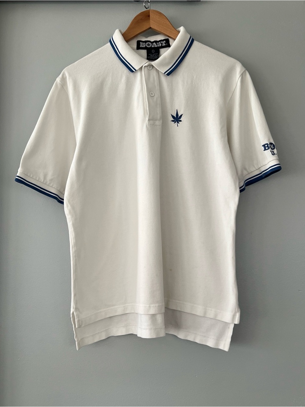 Vintage Boast USA White With Blue Trim Polo Shirt Men’s Large Embroidered Leaf
